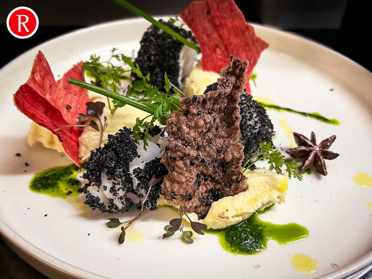 Essen-gehen - Mahlzeiten: Mittagessen - Bayern - Skrei Mit Holzkohlebrot dazu Sellerie-Ingwer-Püree und Knoblauch-Kerbel-Vinaigrette - Ristorante ROMANS