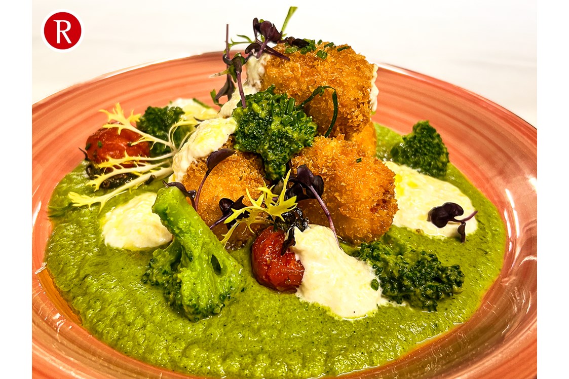 Restaurant: Gebratene Hähnchenwürfel
mit Zitronen-Stracciatella auf Broccoli-Creme - Ristorante ROMANS