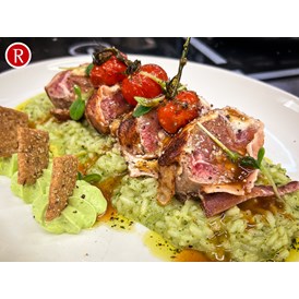 Restaurant: Lamm ummantelt mit Bacon, Feta und Ziegenfrischkäse
dazu Bärlauch-Risotto - Ristorante ROMANS