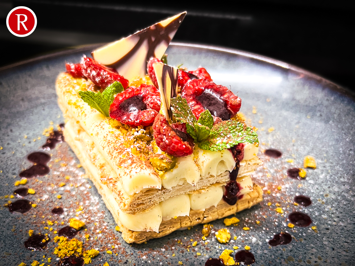 Essen-gehen - Mahlzeiten: Mittagessen - Bayern - Millefeuille mit Pudding, Pistazien und Himbeeren - Ristorante ROMANS