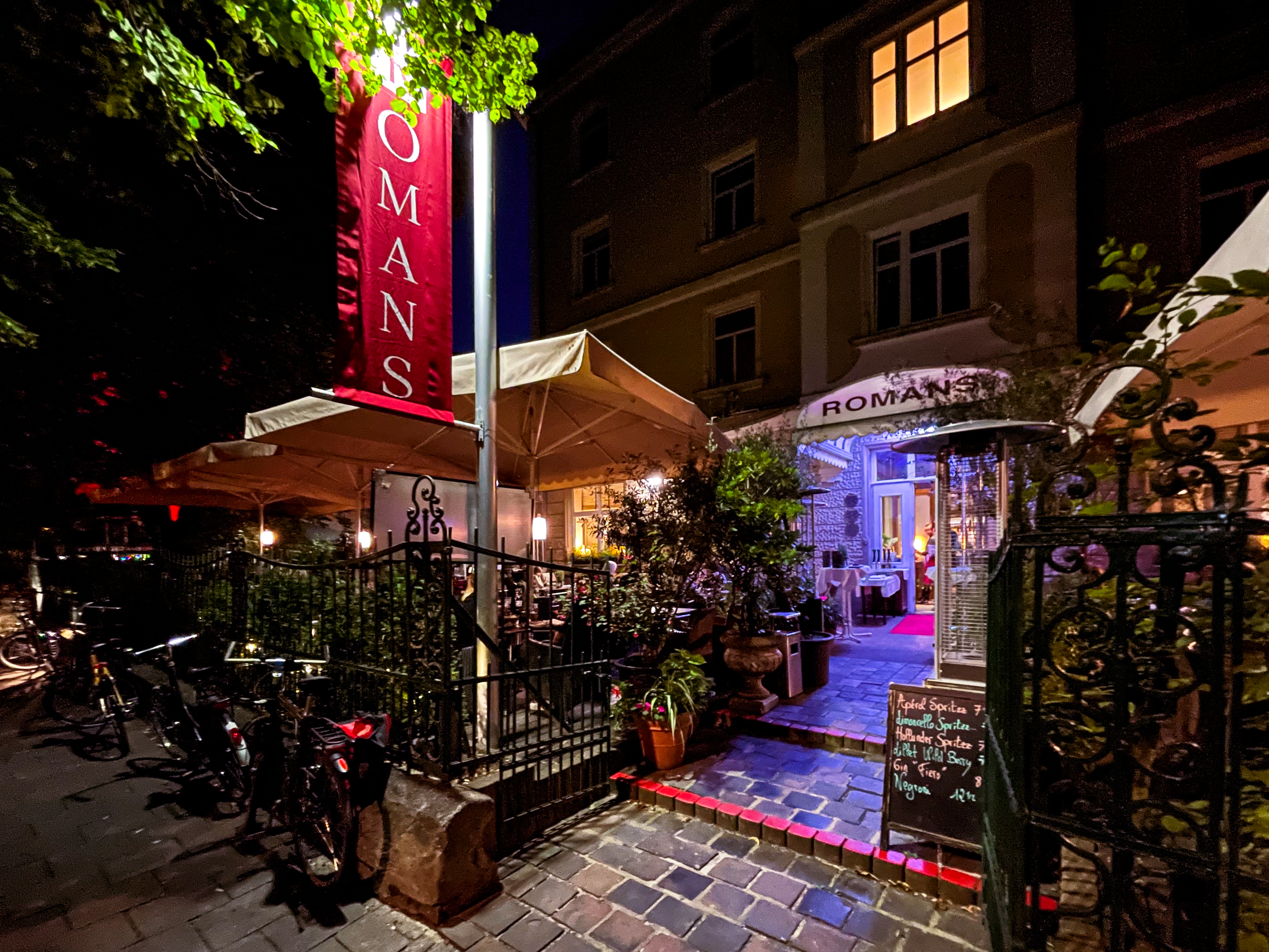 Essen-gehen - Mahlzeiten: Mittagessen - Bayern - Eingang Ristorante ROMANS - Ristorante ROMANS