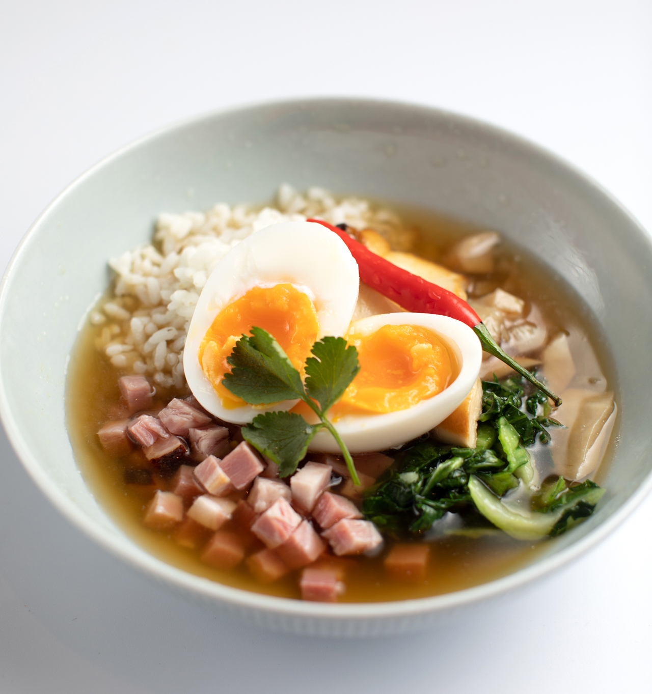 Restaurant: SERVUS-RAMEN.
Geselchtes. Österreis. Senf-Kohl. Pilz. Koriander. Ei. - SERVUS Restaurant