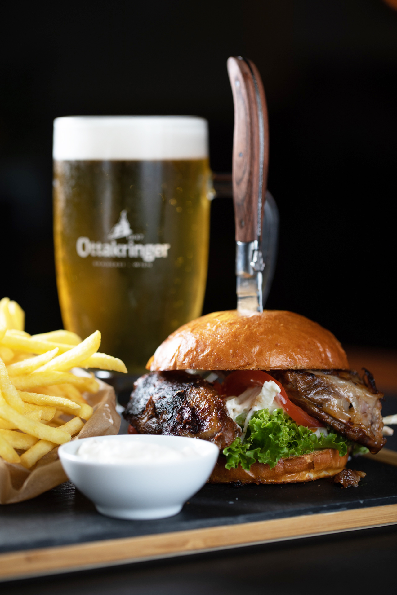 Restaurant: RIPPERL-BURGER.
Schwein. Pommes frites. SERVUS Krautsalat. Sauerrahmdip.
Burger-Bun. Selbst gemacht. - SERVUS Restaurant