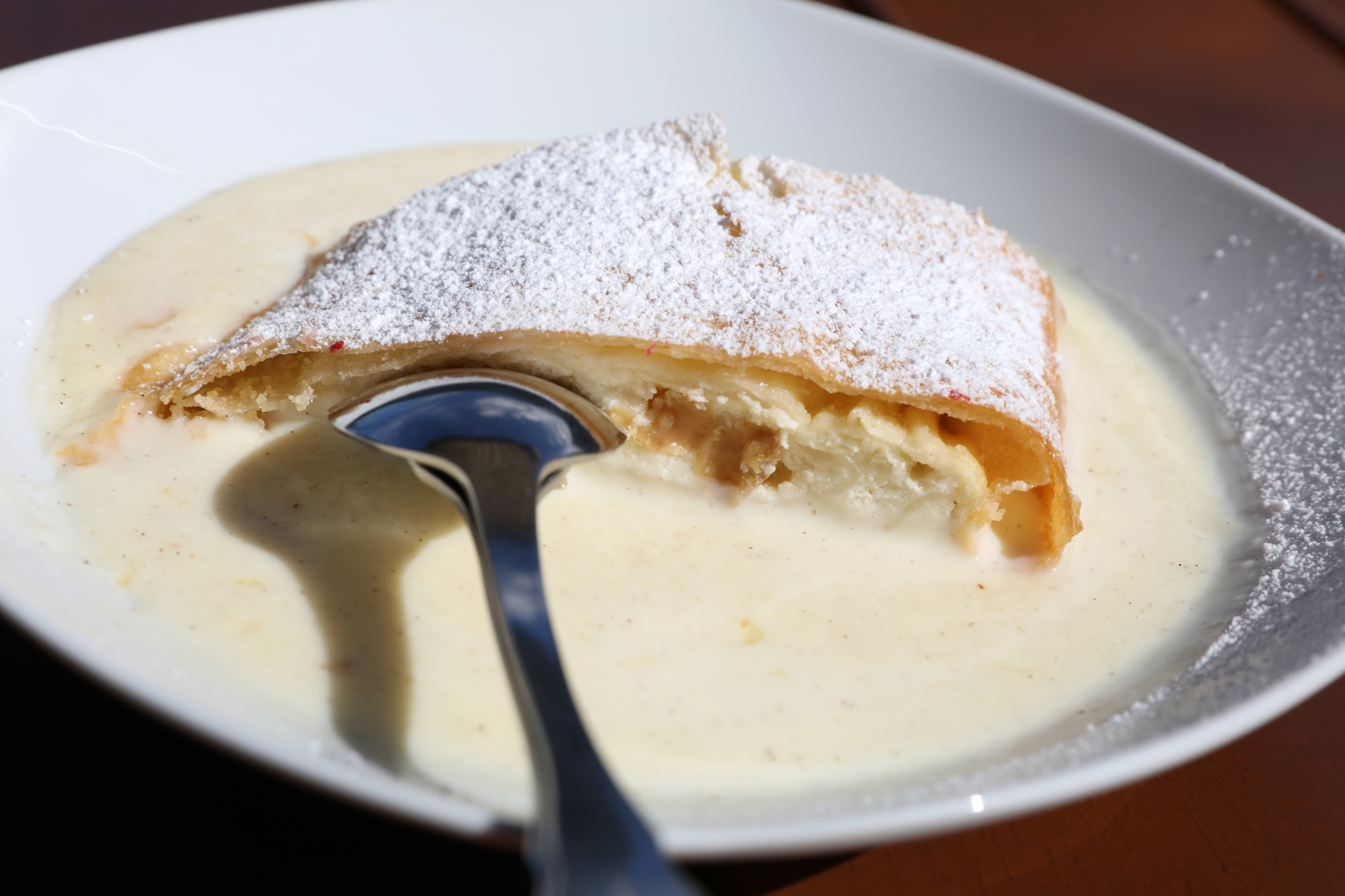 Restaurant: MILCHRAHMSTRUDEL.
Vanillesauce. - SERVUS Restaurant