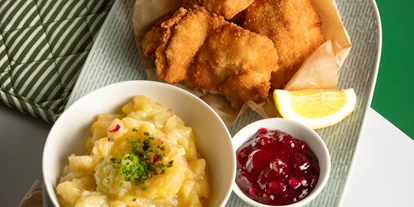 Essen-gehen - Jois - BUTTERMILCH-BACKHENDL. Lartoffel-Vogerlsalat. Preiselbeere. - SERVUS Parndorf