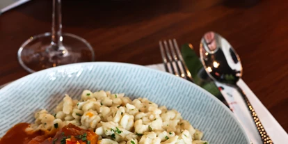 Essen-gehen - Jois - KALBSRAHMGULASCH. Butterspätzle. Paprika eingelegt. - SERVUS Parndorf