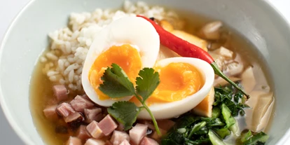 Essen-gehen - Jois - SERVUS RAMEN. Geselchtes. Österreis. Senf-Kohl. Pilz. Koriander. Ei. - SERVUS Parndorf