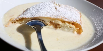 Essen-gehen - Jois - MILCHRAHMSTRUDEL. Vanillesauce. - SERVUS Parndorf