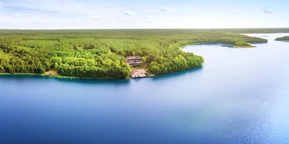 Essen-gehen - Ambiente: klassisch - Van der Valk Naturresort Drewitz - Luftaufnahme mit Blick auf Haupthaus und dem Bootshaus  - Restaurant THE VIEW - Van der Valk Naturresort Drewitz