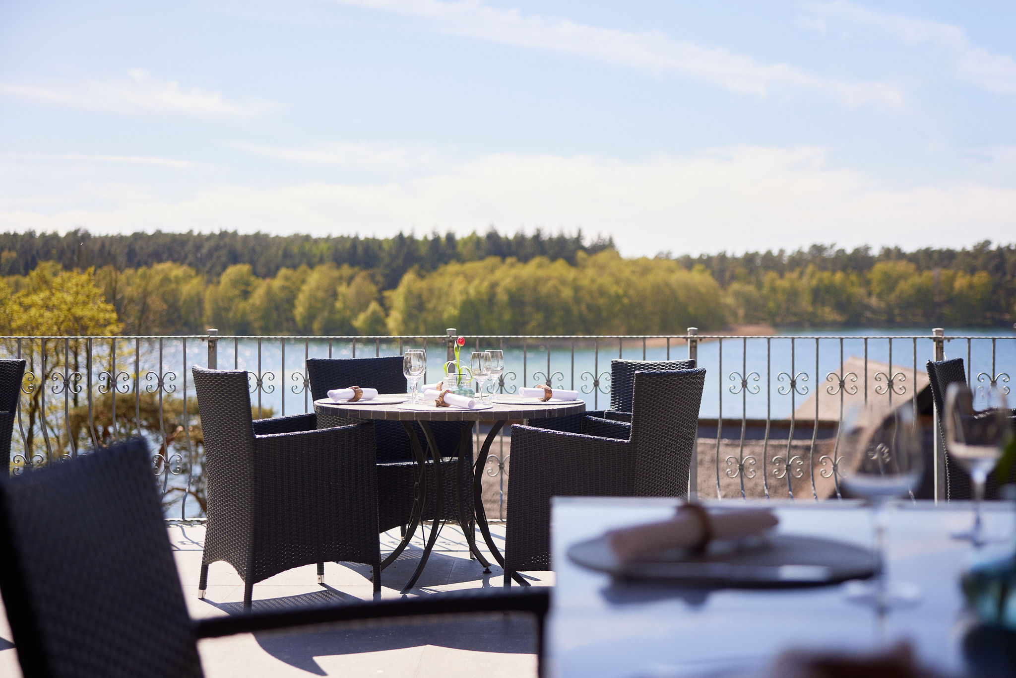 Essen-gehen - Gerichte: Fast-Food - Restaurant THE VIEW - Van der Valk Naturresort Drewitz - Terrasse mit Blick auf den Drewitzer See - Restaurant THE VIEW - Van der Valk Naturresort Drewitz
