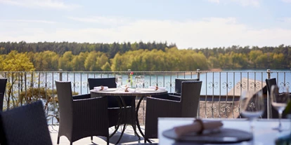 Essen-gehen - Ambiente: klassisch - Restaurant THE VIEW - Van der Valk Naturresort Drewitz - Terrasse mit Blick auf den Drewitzer See - Restaurant THE VIEW - Van der Valk Naturresort Drewitz