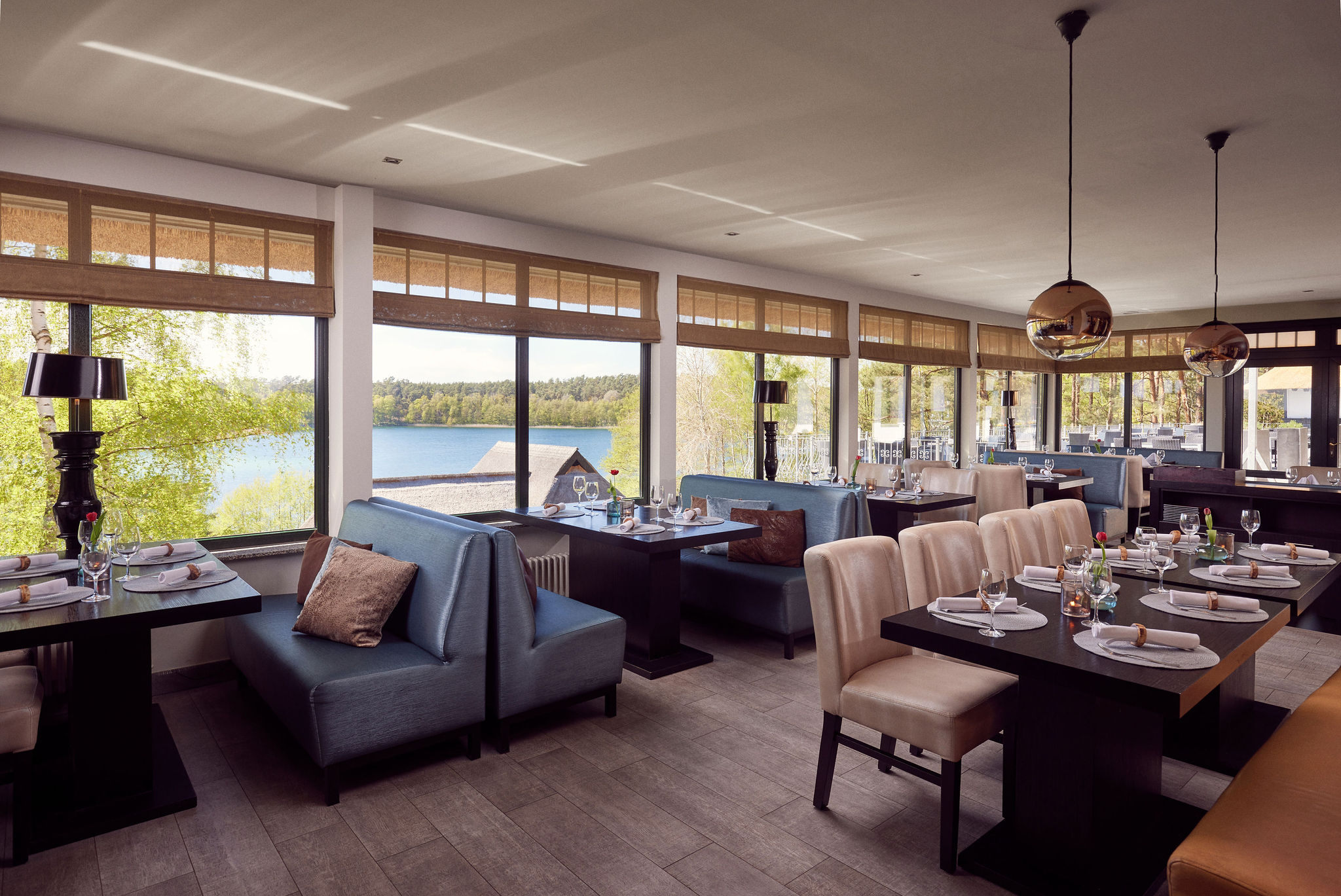 Essen-gehen - Gerichte: Fast-Food - Restaurant THE VIEW - Van der Valk Naturresort Drewitz - mit Blick auf den Drewitzer See - Restaurant THE VIEW - Van der Valk Naturresort Drewitz