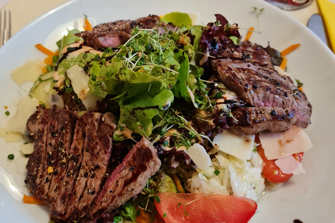 Restaurant: Longa Stubn Steak Salat  - Gasthof & Appartements Longa Stub´n