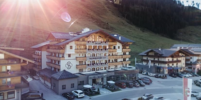 Essen-gehen - Spielplatz - Hotelansicht Sommer - Hotel Salzburger Hof Zauchensee