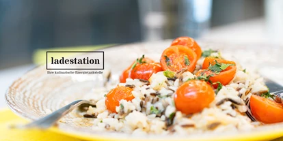 Essen-gehen - PLZ 3430 (Österreich) - Mittags kochen wir für dich zwei Gerichte: eines davon inspiriert von österreichischen Klassikern, das andere von der internationalen Küche. Eines davon ist immer vegetarisch oder vegan. - ladestation - Gastronomie im Haus der Digitalisierung