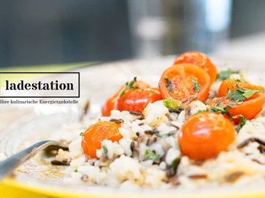Restaurant: Mittags kochen wir für dich zwei Gerichte: eines davon inspiriert von österreichischen Klassikern, das andere von der internationalen Küche. Eines davon ist immer vegetarisch oder vegan. - ladestation - Gastronomie im Haus der Digitalisierung