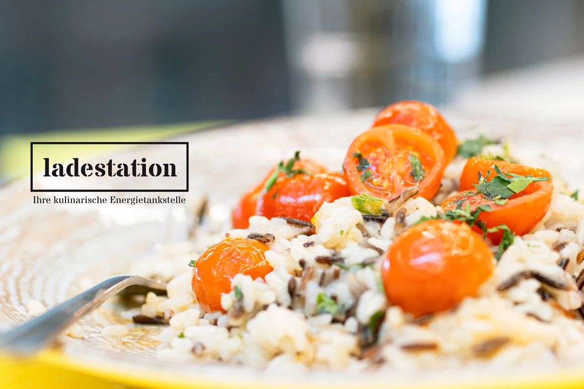 Restaurant: Mittags kochen wir für dich zwei Gerichte: eines davon inspiriert von österreichischen Klassikern, das andere von der internationalen Küche. Eines davon ist immer vegetarisch oder vegan. - ladestation - Gastronomie im Haus der Digitalisierung