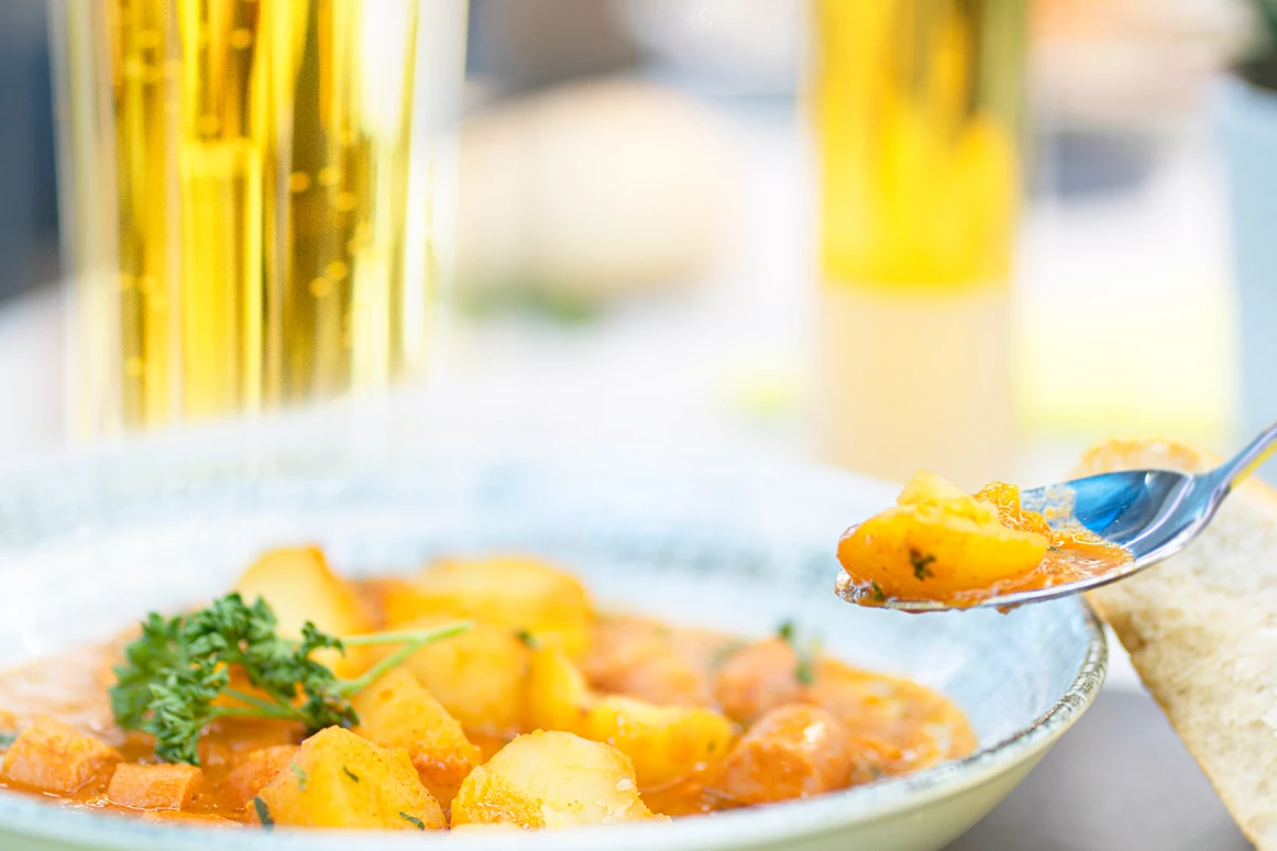 Restaurant: Mittagessen von 11:30-14:30 Uhr
von Montag - Samstag
Sonn- & Feiertage geschlossen - ladestation - Gastronomie im Haus der Digitalisierung