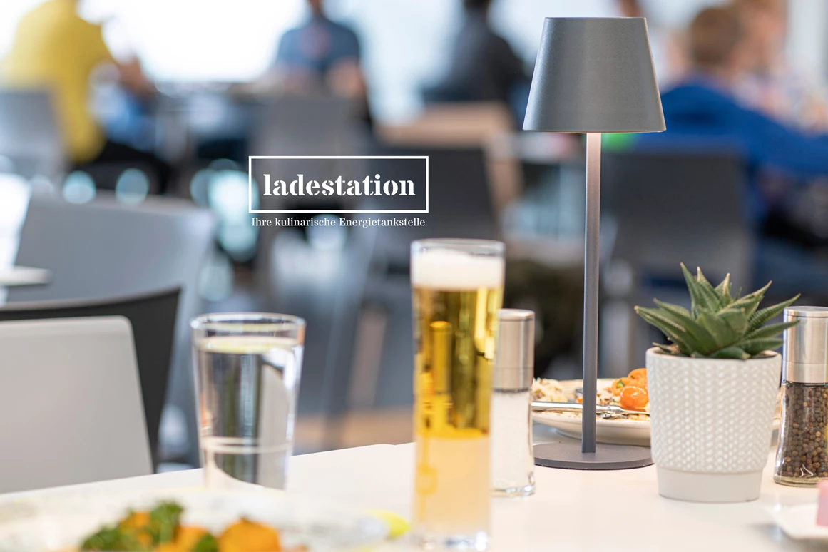 Restaurant: Mittagessen von 11:30-14:30 Uhr
von Montag - Samstag
Sonn- & Feiertage geschlossen - ladestation - Gastronomie im Haus der Digitalisierung