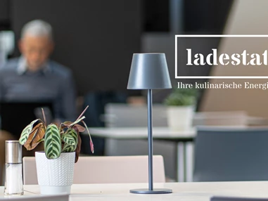 Restaurant: Bei uns ist der Name Programm: In der „ladestation“ versorgen wir dich den ganzen Tag über mit Energie. Immer angepasst an Tageszeit, Saison und deinen Geschmack. Das fängt mit Frühstücksboxen an und hört mit Salaten, Bowls und Wraps noch lange nicht auf. - ladestation - Gastronomie im Haus der Digitalisierung