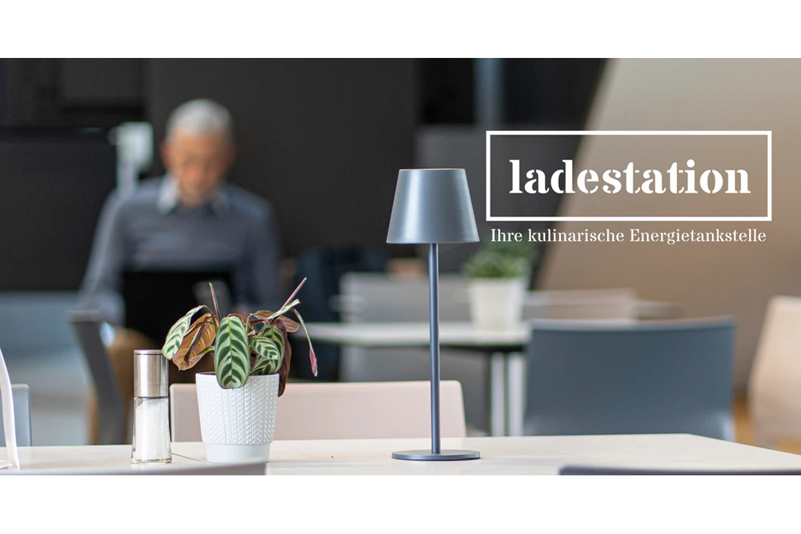 Restaurant: Bei uns ist der Name Programm: In der „ladestation“ versorgen wir dich den ganzen Tag über mit Energie. Immer angepasst an Tageszeit, Saison und deinen Geschmack. Das fängt mit Frühstücksboxen an und hört mit Salaten, Bowls und Wraps noch lange nicht auf. - ladestation - Gastronomie im Haus der Digitalisierung