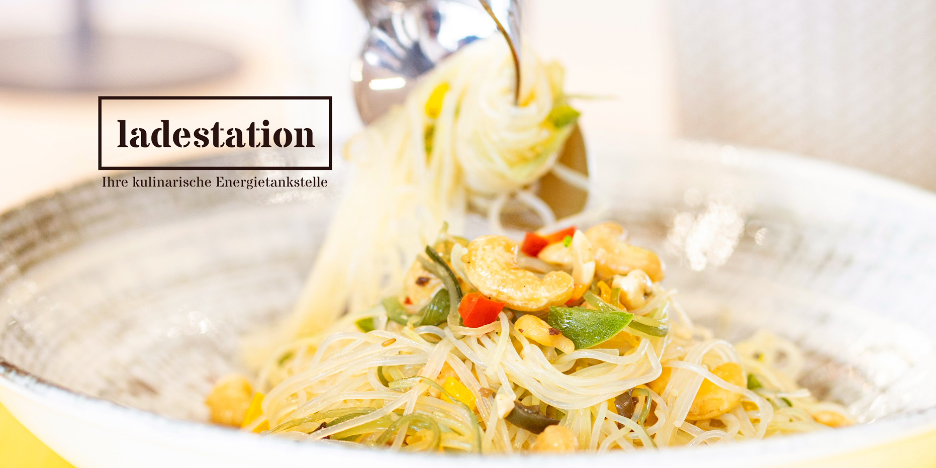 Restaurant: Sie haben heute keine Lust zum Kochen? Wir schon! Täglicher Mittagstisch mit Tagesteller ab 6,50. Klassisch österreichische und internationale Gerichte, immer auch ein vegan/vegetarisches Angebot. Zum vor Ort  genießen oder zum Mitnehmen. - ladestation - Gastronomie im Haus der Digitalisierung