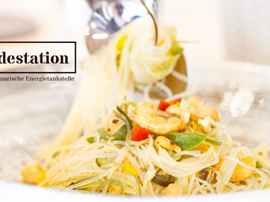 Restaurant: Sie haben heute keine Lust zum Kochen? Wir schon! Täglicher Mittagstisch mit Tagesteller ab 6,50. Klassisch österreichische und internationale Gerichte, immer auch ein vegan/vegetarisches Angebot. Zum vor Ort  genießen oder zum Mitnehmen. - ladestation - Gastronomie im Haus der Digitalisierung