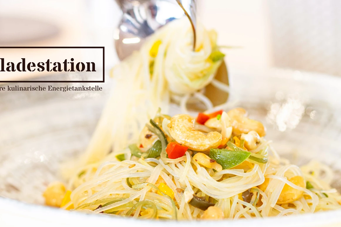 Restaurant: Sie haben heute keine Lust zum Kochen? Wir schon! Täglicher Mittagstisch mit Tagesteller ab 6,50. Klassisch österreichische und internationale Gerichte, immer auch ein vegan/vegetarisches Angebot. Zum vor Ort  genießen oder zum Mitnehmen. - ladestation - Gastronomie im Haus der Digitalisierung