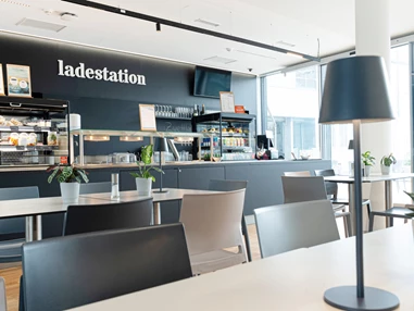 Restaurant: Egal wie du dich stärken möchtest, im Restaurant „ladestation“ wählst du zwischen Gerichten, die wir täglich frisch – vorrangig mit heimischen Produkten - für dich zubereiten. Zum hier Genießen oder zum Mitnehmen. - ladestation - Gastronomie im Haus der Digitalisierung