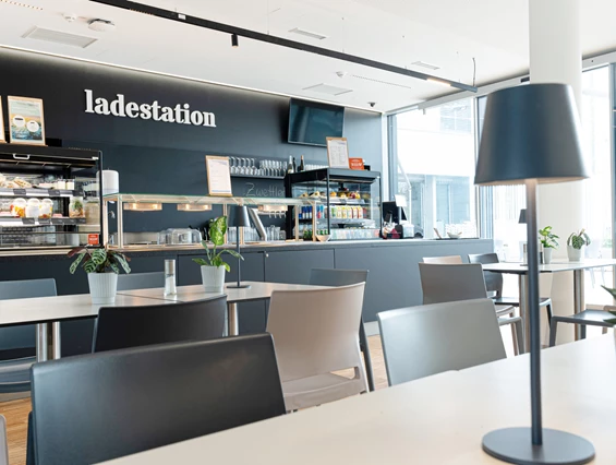 Restaurant: Egal wie du dich stärken möchtest, im Restaurant „ladestation“ wählst du zwischen Gerichten, die wir täglich frisch – vorrangig mit heimischen Produkten - für dich zubereiten. Zum hier Genießen oder zum Mitnehmen. - ladestation - Gastronomie im Haus der Digitalisierung