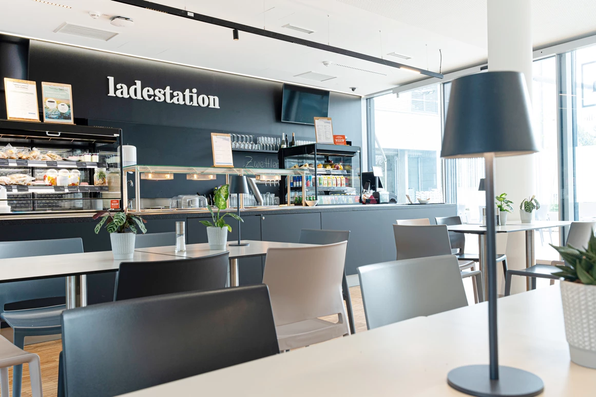 Restaurant: Egal wie du dich stärken möchtest, im Restaurant „ladestation“ wählst du zwischen Gerichten, die wir täglich frisch – vorrangig mit heimischen Produkten - für dich zubereiten. Zum hier Genießen oder zum Mitnehmen. - ladestation - Gastronomie im Haus der Digitalisierung