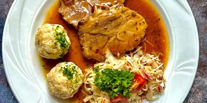 Essen-gehen - Ambiente: klassisch - ofenfrischer Schweinsbraten mit hausgemachten Semmelknödeln und warmen Speckkrautsalat - Restaurant Sissi