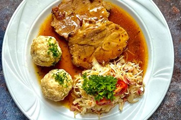 Restaurant: ofenfrischer Schweinsbraten mit hausgemachten Semmelknödeln und warmen Speckkrautsalat - Restaurant Sissi