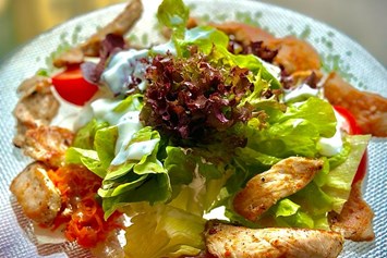 Restaurant: frischer Sommersalat mit Putenstreifen - Restaurant Sissi