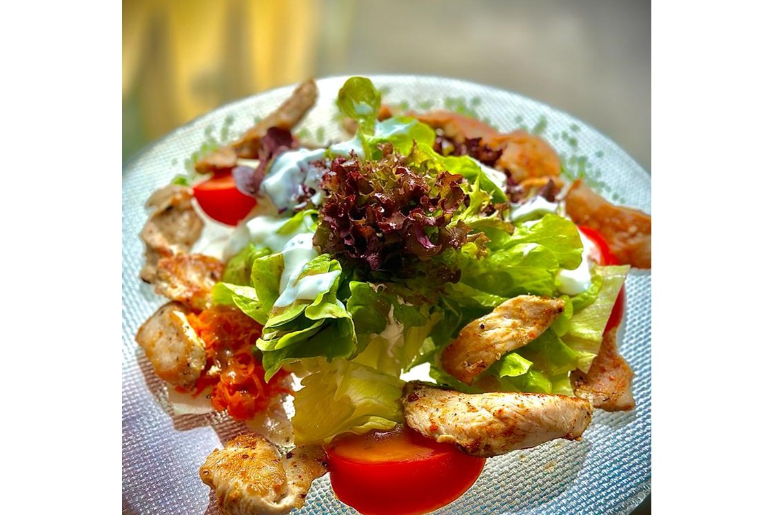 Restaurant: frischer Sommersalat mit Putenstreifen - Restaurant Sissi