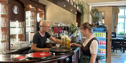 Essen-gehen - Ambiente: klassisch - Die gemütliche Bar im Restaurant Sissi mit den zwei top Kellnerinnen Bernadette und Luise. - Restaurant Sissi