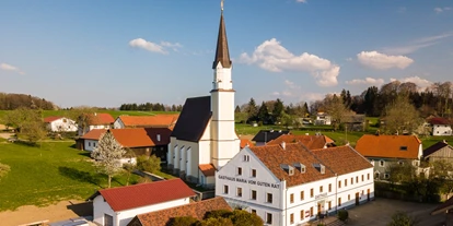 Essen-gehen - Ambiente: klassisch - Das Traditionsgasthaus Maria vom Guten Rat unmittelbar neben der gleichnamigen Wallfahrtskirche in Gstaig / Gemeinde Feldkirchen bei Mattighofen. - Gasthaus Maria vom Guten Rat