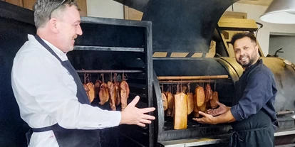 Essen-gehen - Ambiente: klassisch - Der größte Smoker Österreichs steht in Gstaig im Gasthaus Maria vom Guten Rat.
 - Gasthaus Maria vom Guten Rat
