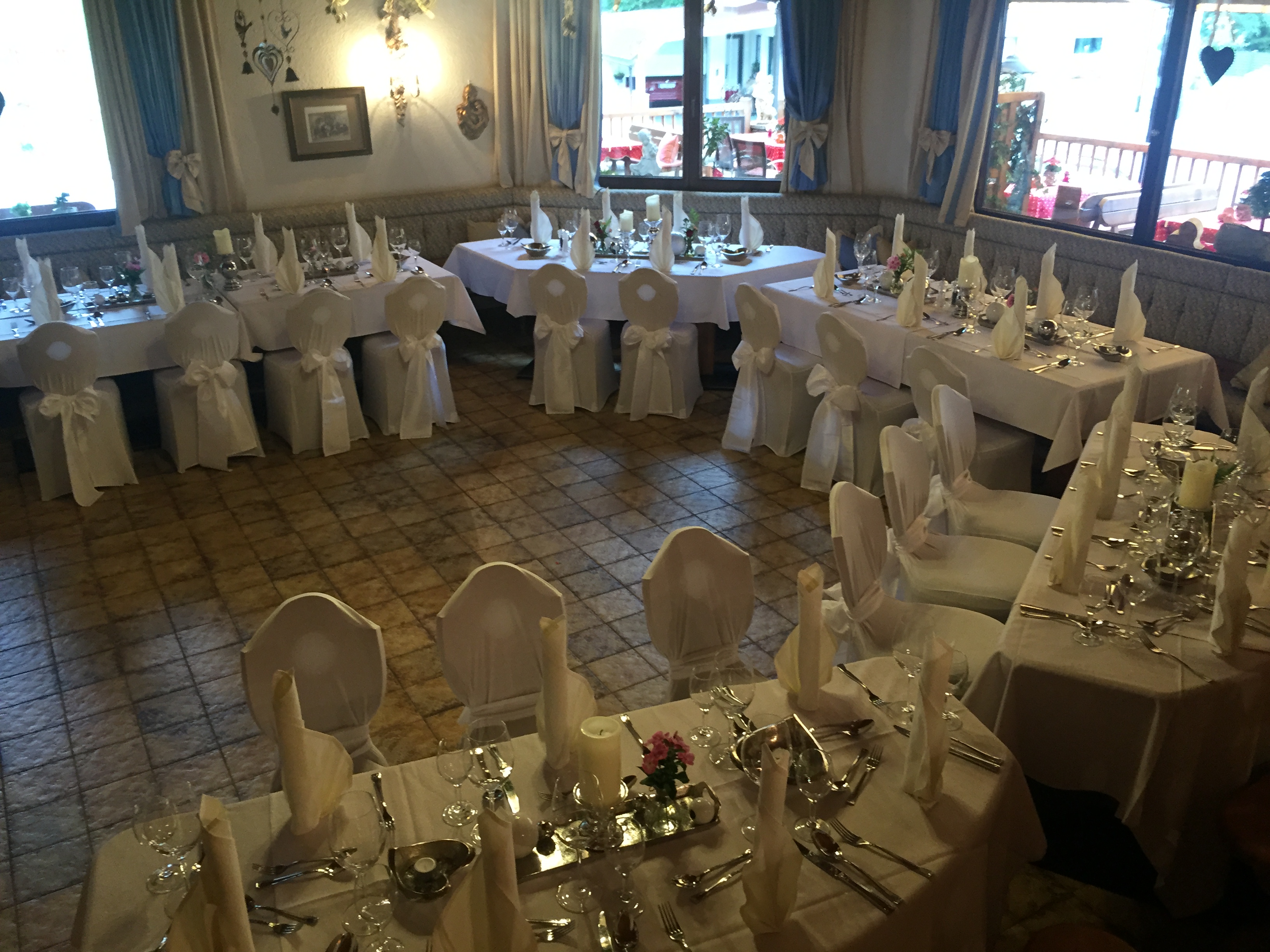 Essen-gehen - Sitzplätze im Freien - Tirol - Kirchenwirt Maurach ganztägig warme Küche