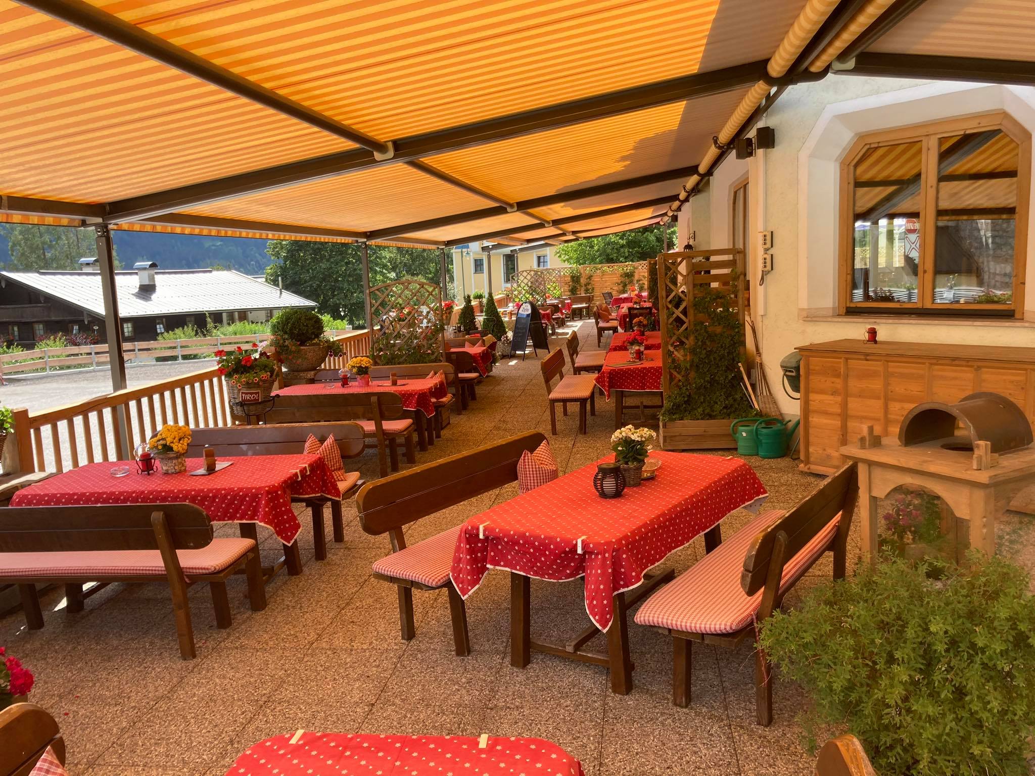 Essen-gehen - Sitzplätze im Freien - Tirol - Kirchenwirt Maurach ganztägig warme Küche