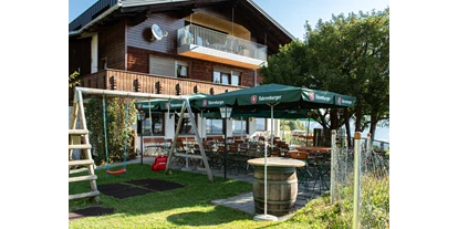 Essen-gehen - Mahlzeiten: Abendessen - Lochau - Unser Gastgarten mit dem unbeschreiblichen Panorama und Kinderspielplatz  - Gasthaus Stollen