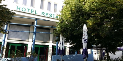 Essen-gehen - PLZ 2491 (Österreich) - Gastgarten vor dem Haus - Martinihof Hotel Restaurant