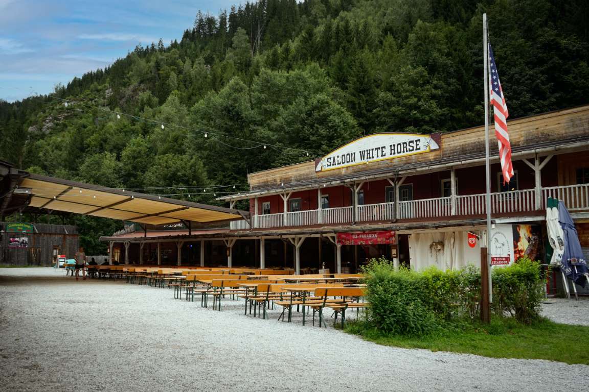 Essen-gehen - Live Musik abends - Außenbereich - Restaurant Western Steakhouse Zillertal
