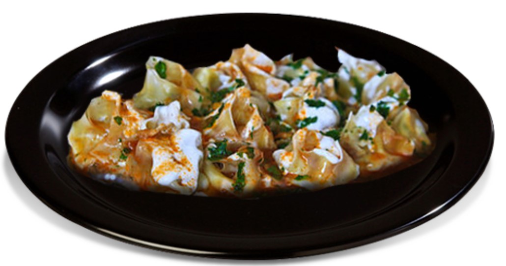 Essen-gehen - Italien - MANTO is a delicious dish in Central Asian countries and Afghanistan. It is stuffed with meat and steamed. It is served with a mixture of flavored yogurt and a special sauce. - BARAN Restaurant