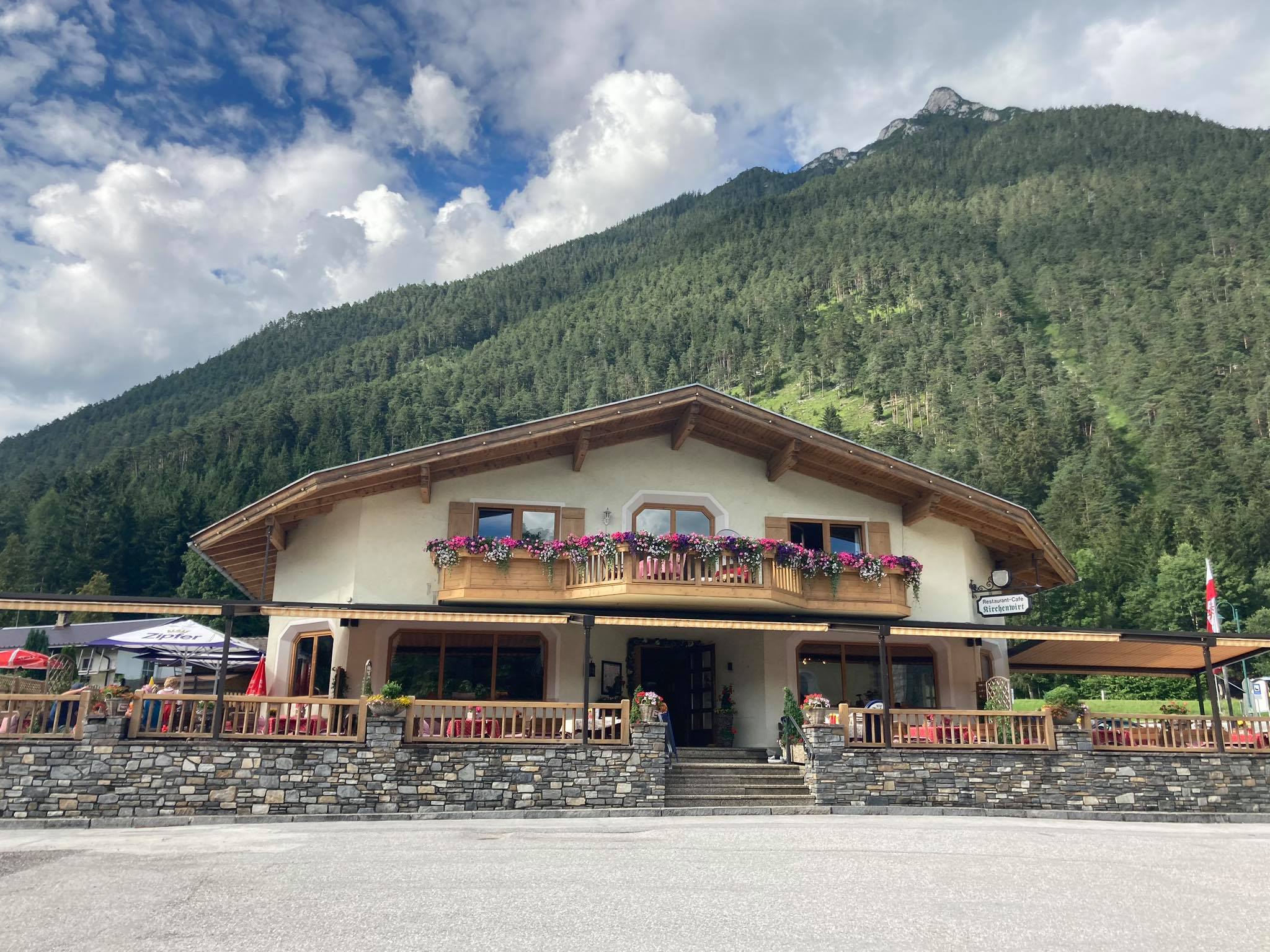 Essen-gehen - Achensee - Gasthof Kirchenwirt Maurach am Achensee mit großer Terrasse und Kinderspielplatz - Kirchenwirt Maurach am Achensee mit Kinderspielplatz