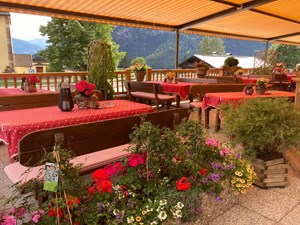 Essen-gehen - Achensee - Terrasse - Kirchenwirt Maurach am Achensee mit Kinderspielplatz