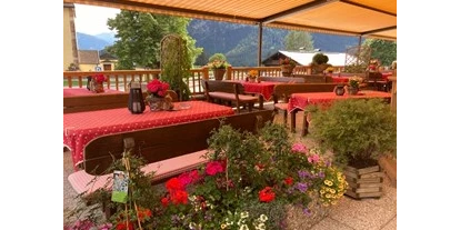 Essen-gehen - Fügenberg - Terrasse - Kirchenwirt Maurach am Achensee mit Kinderspielplatz