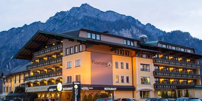 Essen-gehen - Ambiente: klassisch - Gaumenfreuden für jeden Anlass!
Ob privat oder geschäftlich: Die Küche des Hotel Hubertushof ist abwechslungsreich und begeistert mit ausgesuchten heimischen Köstlichkeiten für jeden Anlass.
Küchenmeister Rudolf Schlager und Sous-Chef Michael Aigner verwöhnen Sie kulinarisch mit regionalen und internationalen Gerichten passend zu jeder Jahreszeit!
Unser Serviceteam unter Leitung von Monika Kössler und Andreas Irnberger sind stets um Ihre Wünsche bemüht.
Die ruhig gelegene Gartenterrasse im Innenhof mit Blick auf den Untersberg lädt zum Entspannen und Wohlfühlen ein.
Für die Verwendung von Produkten aus umliegenden Regionen bzw. aus Österreich wurden wir mit dem AMA-Gastrosiegel ausgezeichnet! 
 - Hubertushof