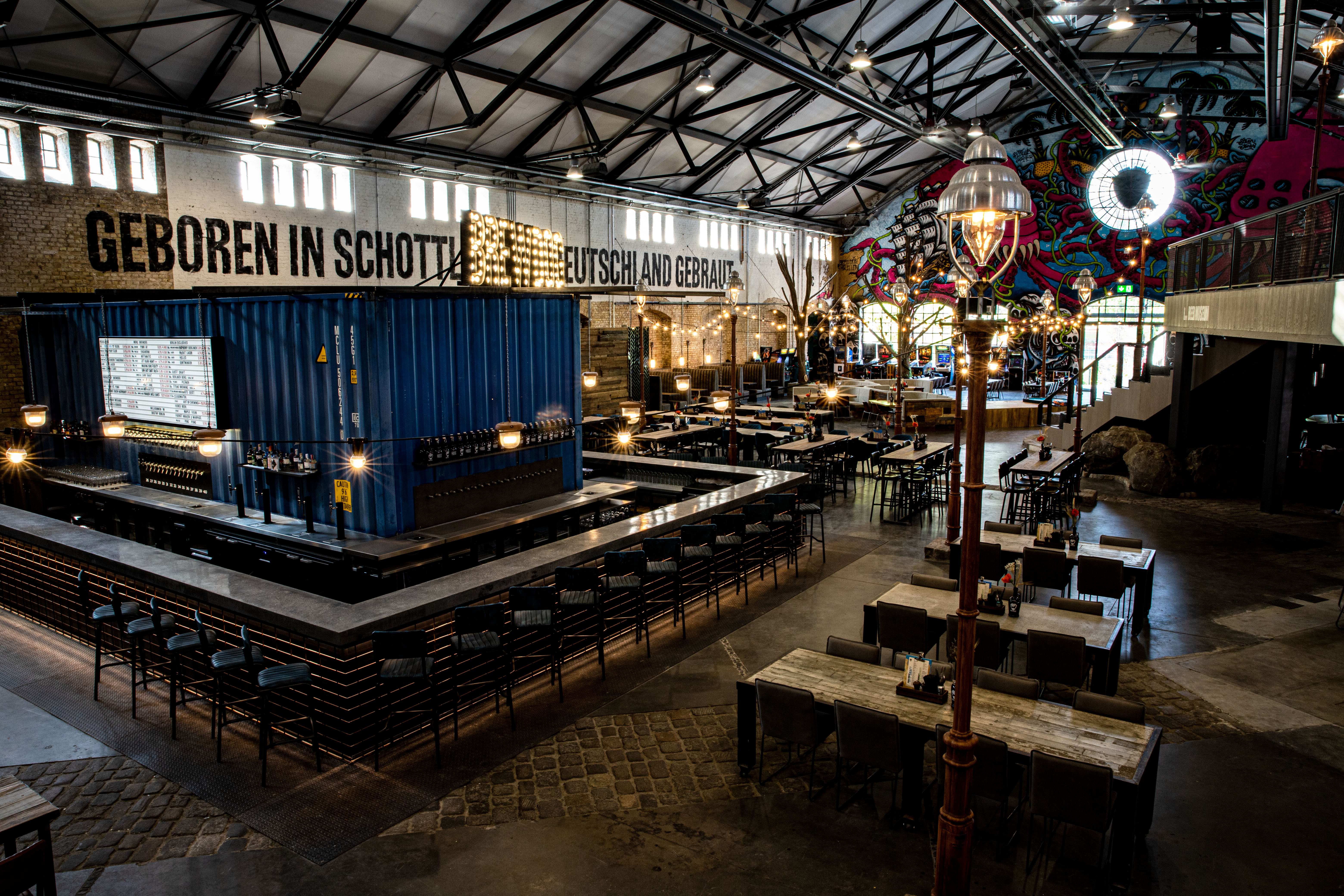 Essen-gehen - Berlin-Stadt - Main Room
Der Main Room mit seinem geräumigen Industrie-Charme und dem großzügigen Blick auf die Brauerei ist das Herzstück der Location
Die zentraler Bar sorgt für den Wow-Effekt.
Man kann bei jedem Besuch ein neues Highlight entdecken.  - BrewDog DogTap Berlin