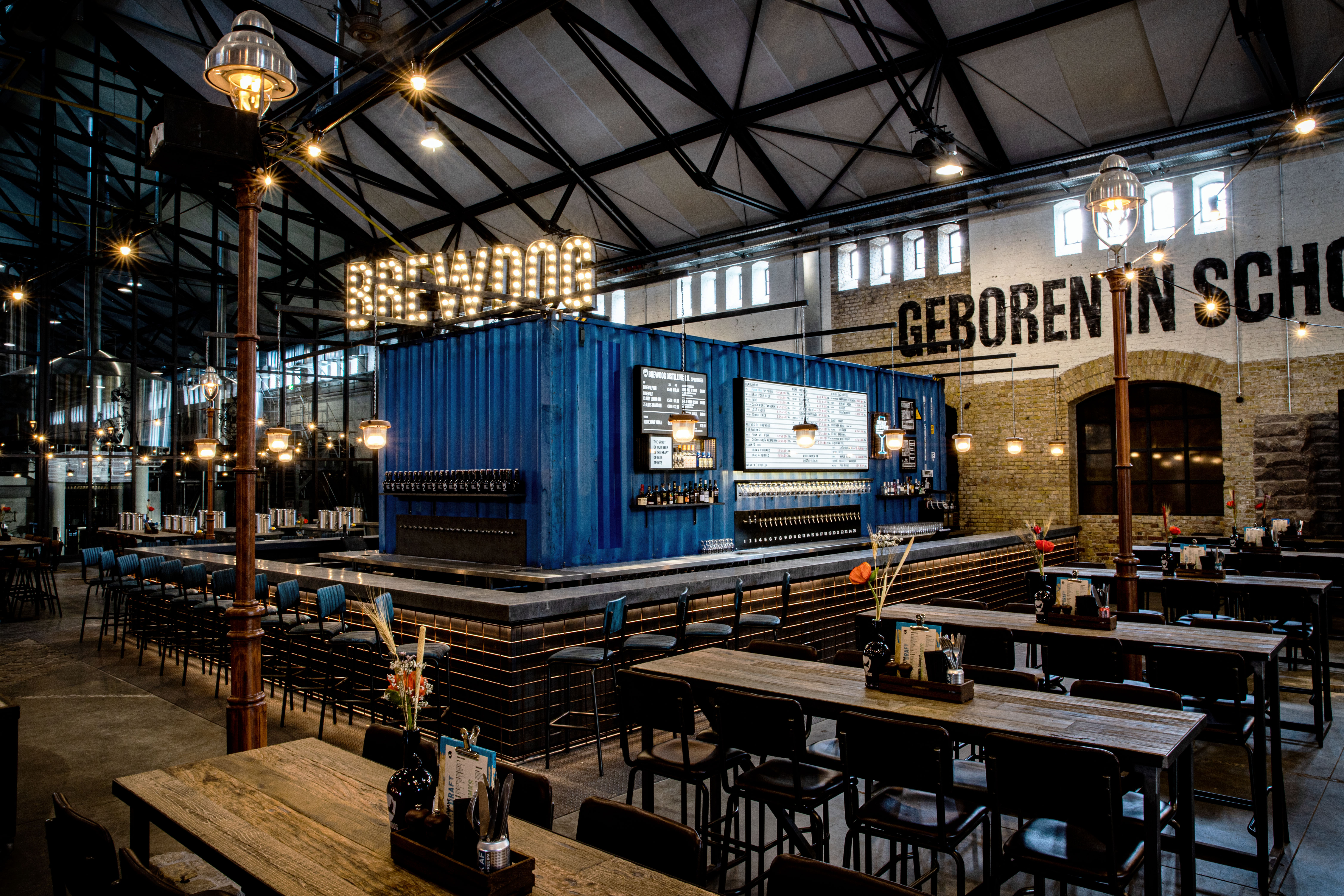 Essen-gehen - Berlin-Stadt - Main Room
Der Main Room mit seinem geräumigen Industrie-Charme und dem großzügigen Blick auf die Brauerei ist das Herzstück der Location
Die zentraler Bar sorgt für den Wow-Effekt.
Man kann bei jedem Besuch ein neues Highlight entdecken.  - BrewDog DogTap Berlin